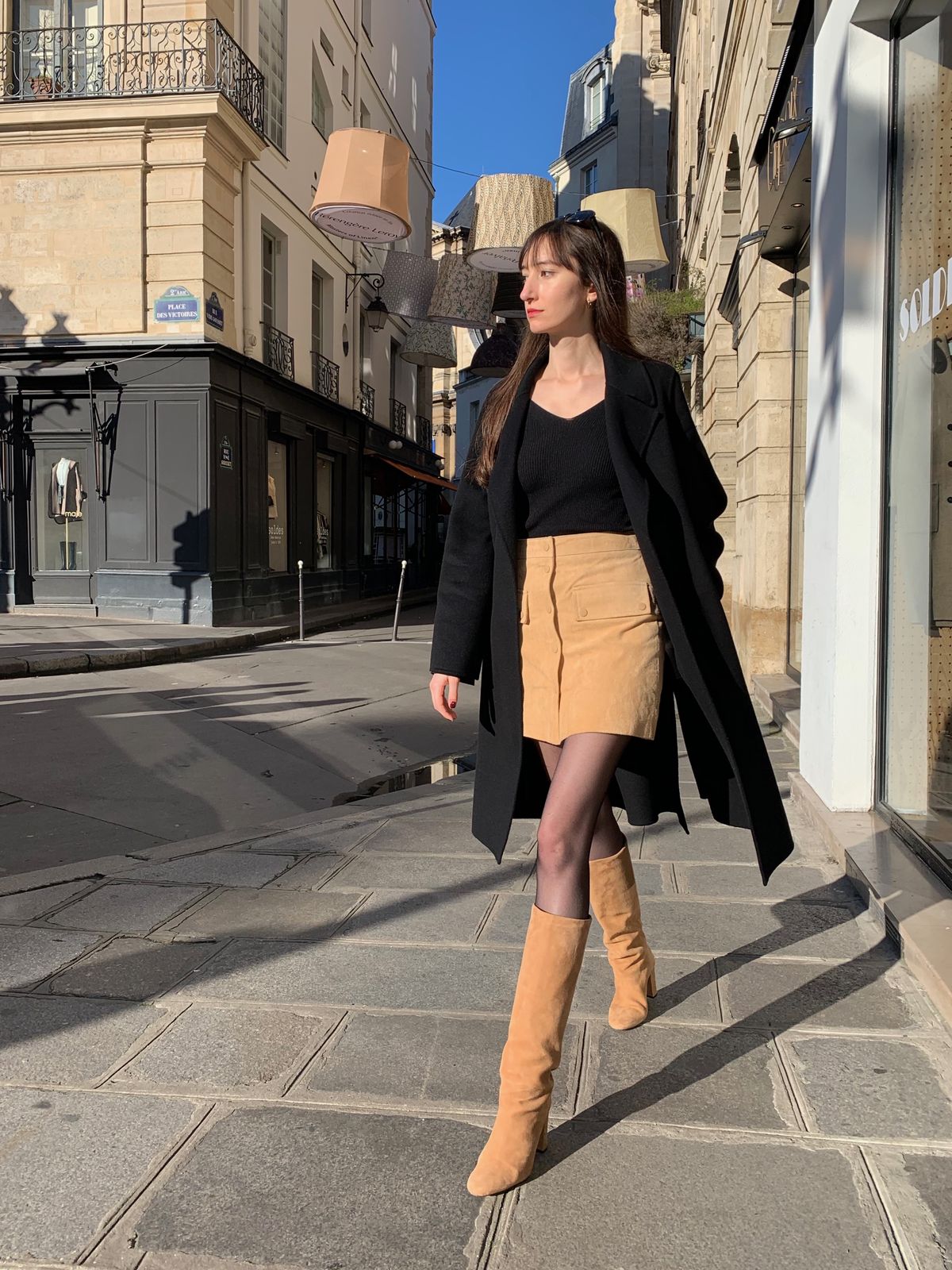 Pair of women's shoes with pointed toe Pump made of gold-colored glazed  leather, decorated with a triangle of flower sprays in gold / brown steel  beads, Pump made of gold-painted glazed leather,