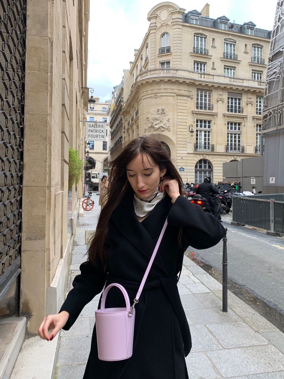 Early Fall Parisian Looks - Cafuné bucket bag